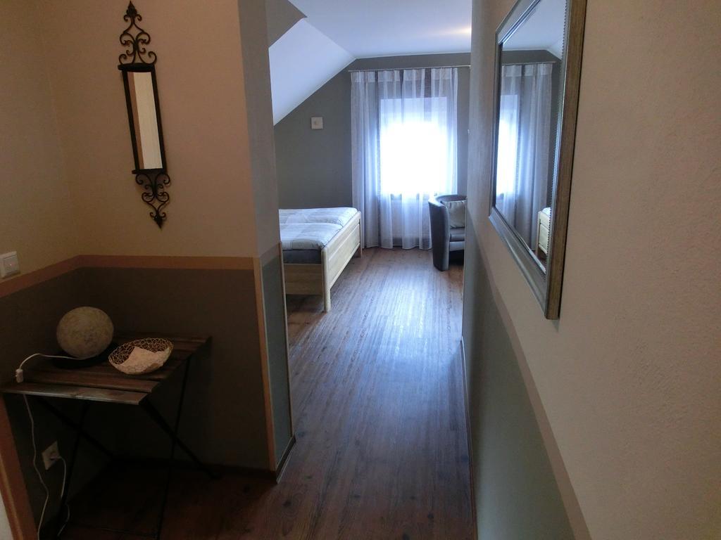 Bed and Breakfast Ferienweingut Hirschen Schulstrasse Burg  Habitación foto
